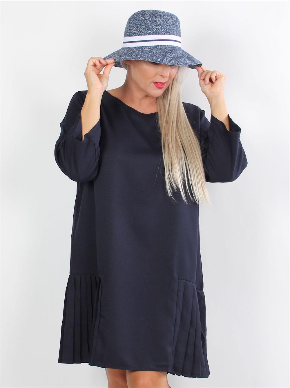 Parla - Svart klänning i a-form med volangdetaljer och 3/4-ärmar